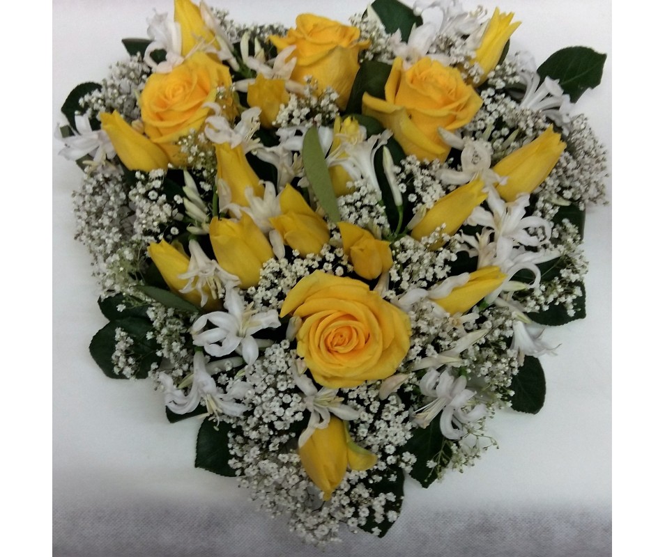 Cuore in bianco e giallo con fiori di stagione