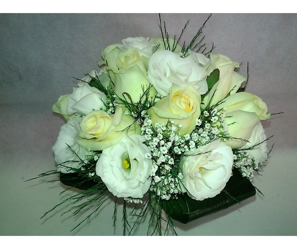 Bouquet di rose bianche con lisiantum