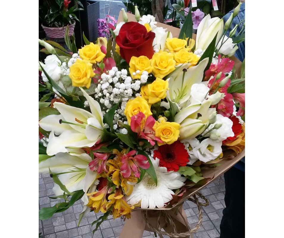 Bouquet Fiaba con rosa rossa centrale