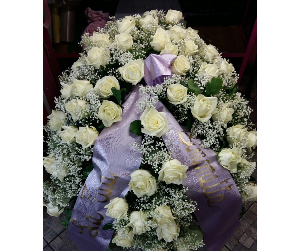 Mezzo cofano funebre di rose bianche e gisofila