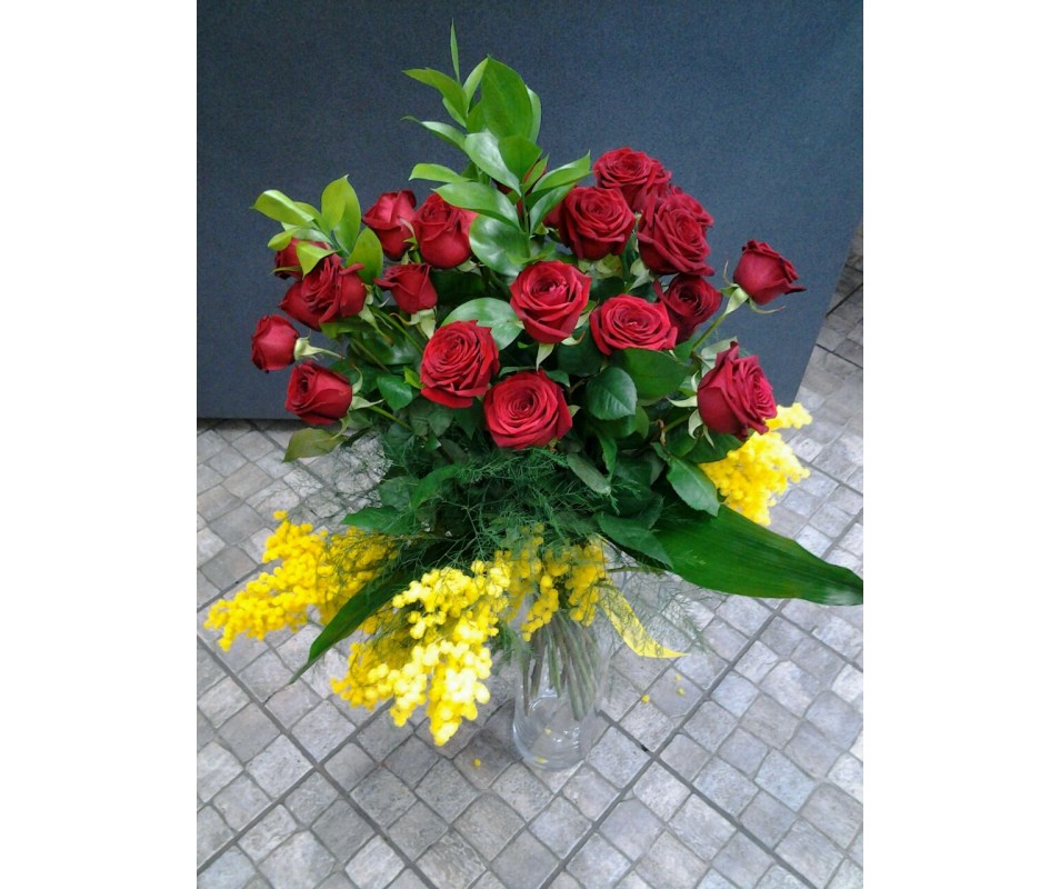 24 rose rosse con mimosa