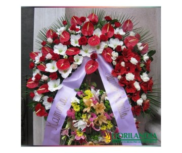 Corona funebre in rosso e bianco con fiori colorati