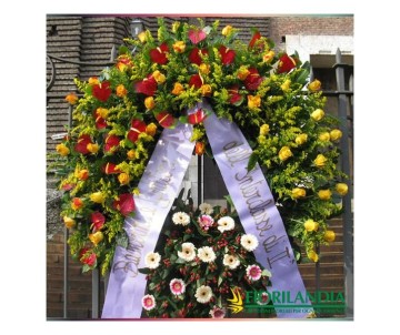 Corona funebre di fiori con colori in armonia