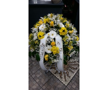 Mezzo cofano funebre di fiori bianchi e gialli