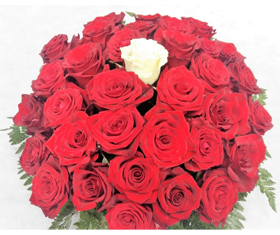 Centrotavola di rose rosse con rosa bianca centrale