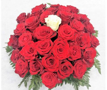 Centrotavola di rose rosse con rosa bianca centrale